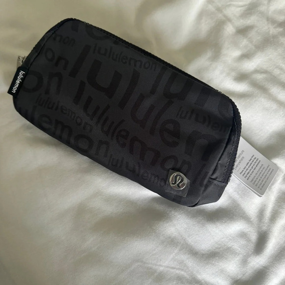 🆕🖤 Lululemon Everywhere Belt Bag Wobbly Wordmark Black - Picture 1 of 6